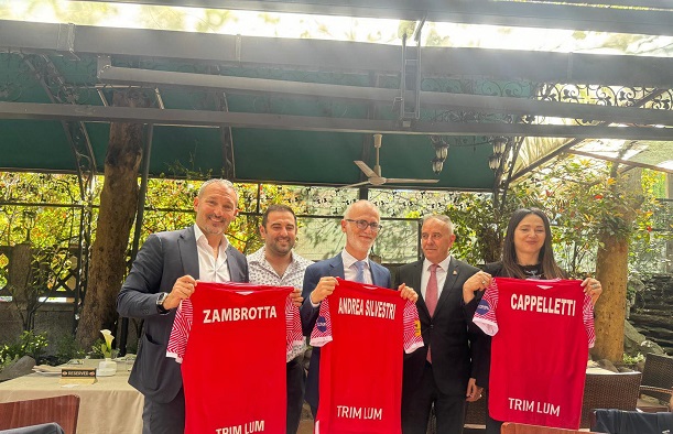 Mendi Qyra, së bashku me presidentin e klubit tonë, Arbtrim Qyra, ndau nga një fanellë të Struga Trim Lum për legjendën Zambrotta, ambasadorin Italian Silvestri (FOTO)